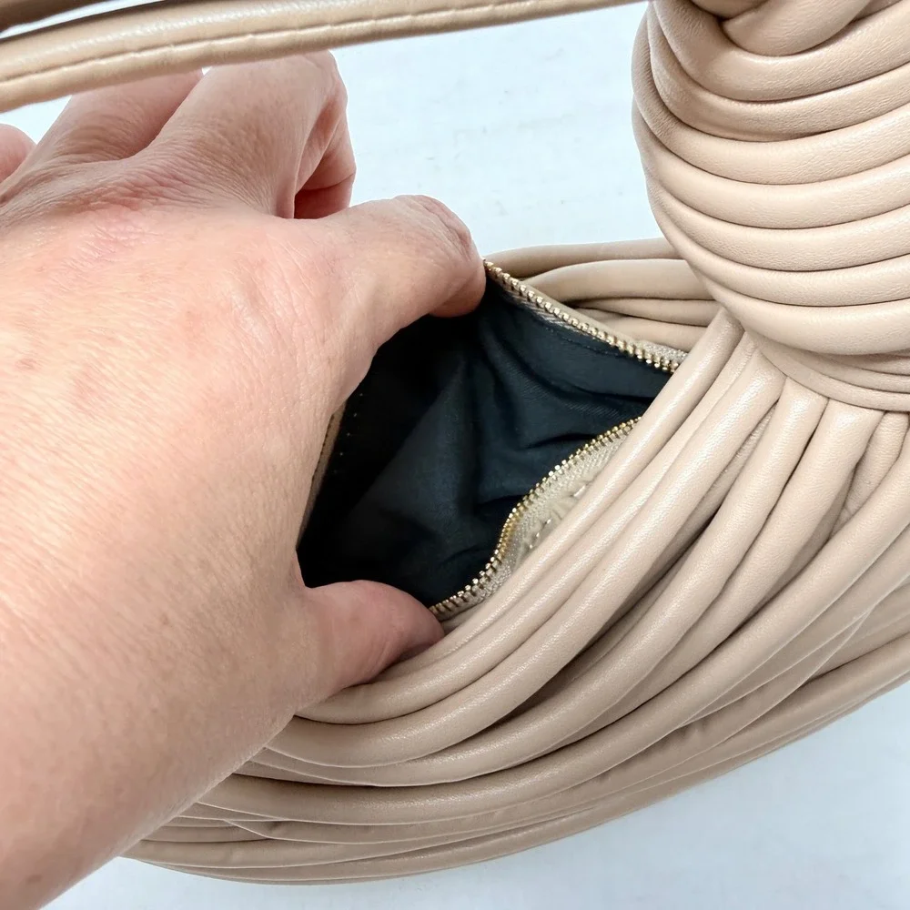 Unbranded knot handle